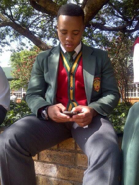 IAm_RJay's tweet photo. Situation at school 
#bored #finalLastDaysOfSchool #GetBusyLiving #florries #greenRed #freshcut http://t.co/zBNJXwonLT