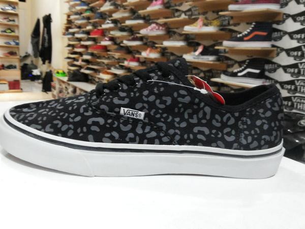 foto sepatu vans leopard