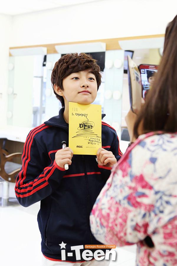 fantagio_iTeen's tweet photo. 오늘 마마 마지막회에요ㅠㅠ 스텝분들과 감독님, 배우분들 정말 모두 그리울 거에요!! 그��안 마마를 사랑해주셔서 정말 감사합니다♥ #아이틴 #윤찬영 #마마
>> 소감 영상 http://t.co/eLKoYPMBNF http://t.co/RsFnLlF1ZR