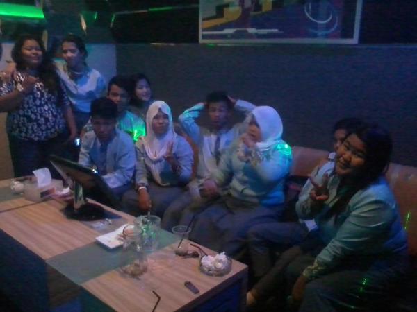 DMojalina's tweet photo. Karouke with best friend ;;) http://t.co/JlSTqmJy90