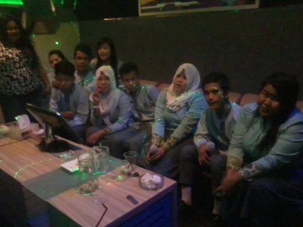 DMojalina's tweet photo. Karouke with best friend ;;) http://t.co/JlSTqmJy90