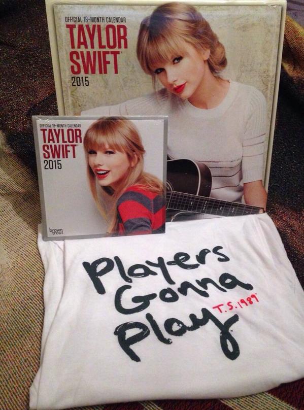 International Giveaway! RT to enter, closes 1st Novermber✨ (must be following <a href="/honeydukeswift/">liv 🧚‍♀️</a> and <a href="/thetaylorsong/">Hannah eyes eyes eyes</a>)