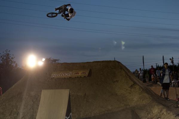 LaPomaBikePark's tweet photo. #BMX | #MTB #Dirt Finals
Best Whip | Best Flow | Best Trick
LIVE: http://t.co/91X6jdJSP0  #HappyRide14 http://t.co/XLXmf25tW6