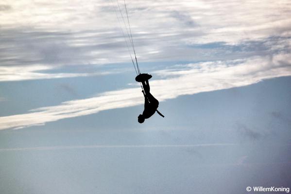 willem_koning's tweet photo. Walter Bisselink on air. #kiteboarding #kitesurfing #Huisduinen #DenHelder #dhkdz http://t.co/aakH8WgzXC