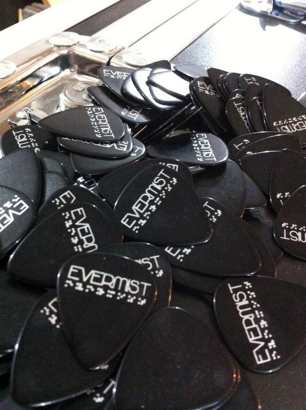 rockchandise's tweet photo. GRAN DORMINGO!!!! #PlumillasPersonalizadas de Celuloide Standard para #Evermist @EvermistBand Qué les parecen? #RT http://t.co/EdagBQ9OTm