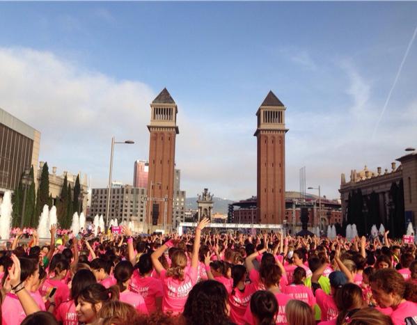 Nelipomo's tweet photo. Espectacular y emocionante #marearosa en Bcn. #hoygananlaschicas #MujeresContraElCancer http://t.co/ss88WuwbMt