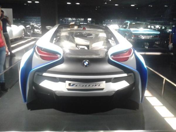 alvarolaidler's tweet photo. Menudo cochazo en el museo de bmw @BMWi http://t.co/oz9SUWwnRk