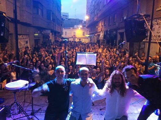 salvaaguilella's tweet photo. La millor festa: música, bous,fira d'atraccions i milers de persones disfrutant i fent disfrutar als altres #FiraOnda http://t.co/COq4zomZSD