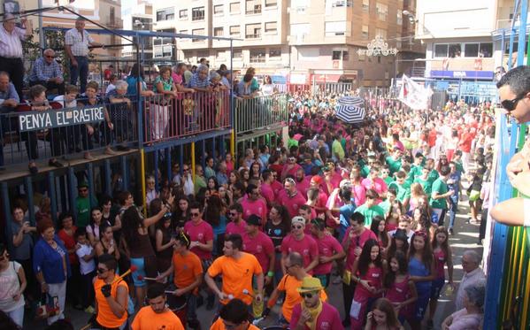 salvaaguilella's tweet photo. La millor festa: música, bous,fira d'atraccions i milers de persones disfrutant i fent disfrutar als altres #FiraOnda http://t.co/COq4zomZSD