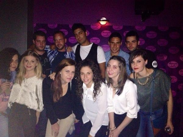 mari_tinii's tweet photo. Una de anoche:))@virgiyguachii @AnaNavares @melani20jimenez @aliciacavalopez @sergiogarciama9 @alo_popitta ;)#Únicos http://t.co/1yOlbz2Car