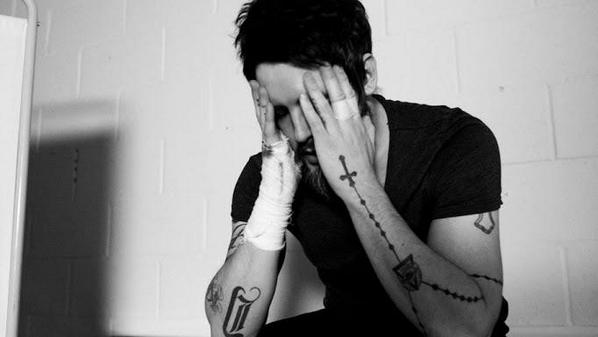 Adgaho's tweet image. Desde aquí! Y mientras como...! DECLARO MI AMOR Y ADMIRACIÓN ETERNOS hacia este hombre~ pls♥ #DanielMadison