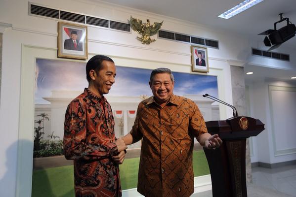 SBYudhoyono's tweet photo. "Ini wajah Presiden baru kita," ujar Presiden SBY kpd wartawan saat tunjukkan ruang konferensi pers kepada Jokowi. http://t.co/yDf1lqcrIP
