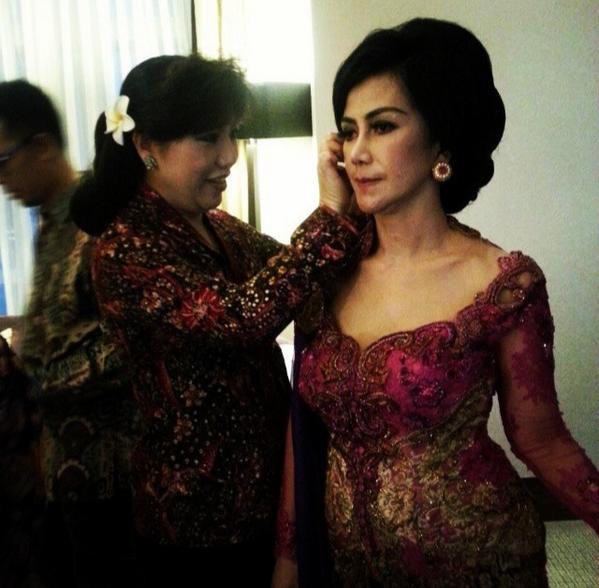 Mama Amy adalah seorang Ibu yg luar biasa. Selalu mendampingi putra &amp; putrinya dgn sabar &amp; setia