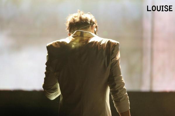 louise_mine's tweet photo. 141019 #플라이투더스카이 창원콘서트 #환희 땀 닦는 뒷모습인데 왜 아련해요.. http://t.co/Yd7hnMLmHe