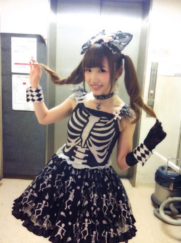 内田彩 ハロウィンイベント３部 ありがとうございました ３部構成で盛りだくさんでしたが すごく楽しかったです 参加してくれた皆さん 本当にありがとうございました また何かやりたいね 2部のライブパートで着た 骨ドレスだよ Http