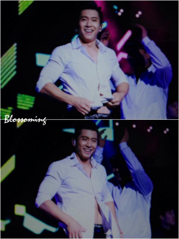 blossoming1121's tweet photo. 141019 플라이투더스카이 창원콘서트 브라이언. 콘서트장 다 뒤집어놓고 뒤늦게... 쑥스럽게 웃으면서 옷 끌어내리셔도...ㅇ<-< #플라이투더스카이 #FLYTOTHESKY @Brianjoomuzik #브라이언 http://t.co/uRJu9tKAY8