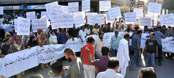 26Parallel's tweet photo. #MohajirSooba Protest Outside Karachi Press Club http://t.co/V5EvYogOpQ