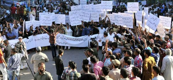 26Parallel's tweet photo. #MohajirSooba Protest Outside Karachi Press Club http://t.co/V5EvYogOpQ