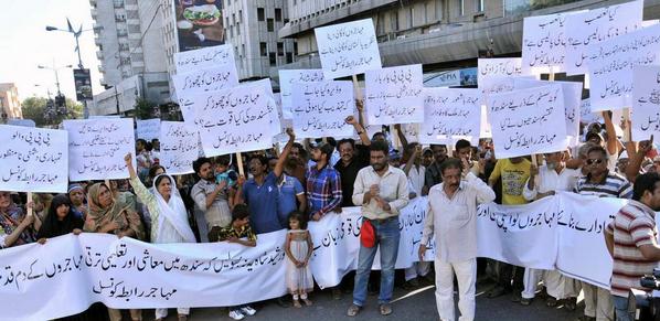26Parallel's tweet photo. #MohajirSooba Protest Outside Karachi Press Club http://t.co/V5EvYogOpQ
