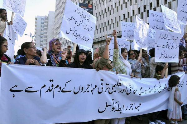 26Parallel's tweet photo. #MohajirSooba Protest Outside Karachi Press Club http://t.co/V5EvYogOpQ