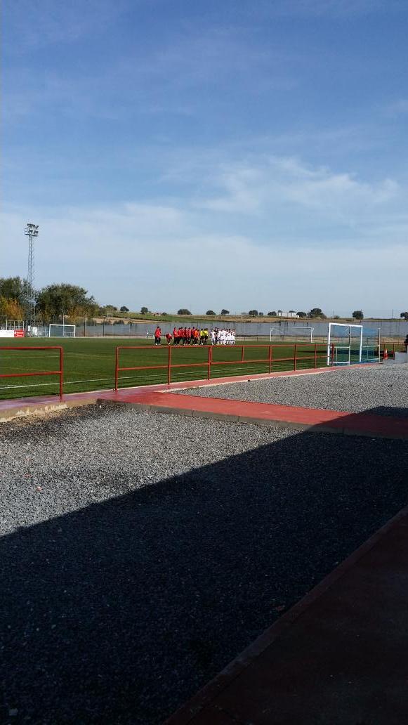 cddostorres's tweet photo. Saltan los dos equipos al Municipal de "Cañete". Las @brigadausias se hacen sentir. En segundos comienza el choque. http://t.co/VzokPpwFOM