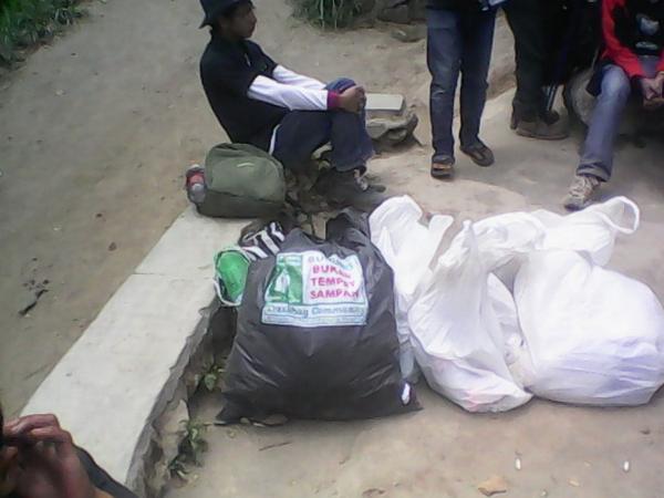 MujizatMerapi's tweet image. Terimakasih buat semua yang telah ikut berpartisipasi menyukseskan bersih gunung #MuncakMerapi2014  @pasagmerapi