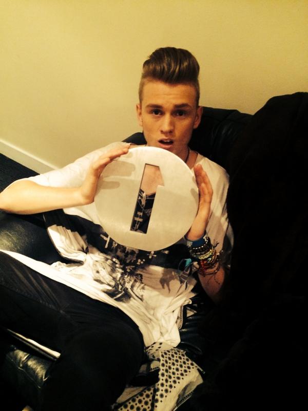 TheVampsTristan's tweet photo. Just won best british breakthrough! Thank you so much guys! @BBCR1 http://t.co/xmhmIVEelS