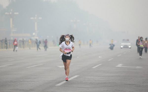 pourmecoffee's tweet photo. What it's like to run in the Beijing Marathon pollution https://t.co/AFghJ0wO85 http://t.co/AplAyb29bd