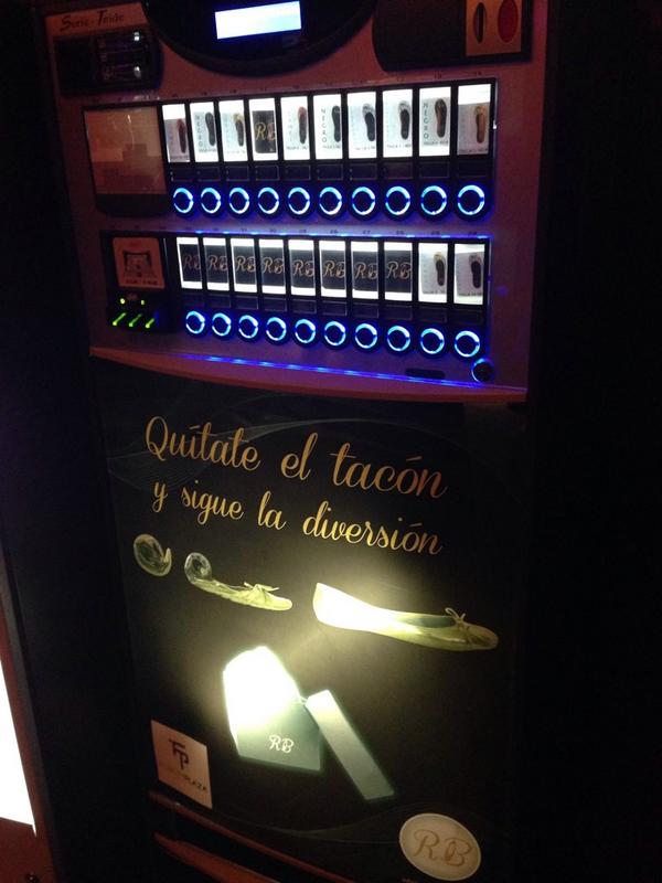 rasl2000's tweet photo. La primera vez que lo veo, ayer en @salaforumplaza ,una máquina expendedora de zapatos planos... Qué cosa mas curiosa http://t.co/VIAIKrfqMC