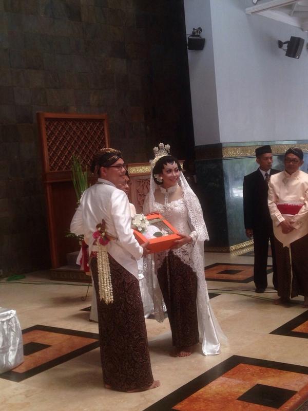 herry_zudianto's tweet photo. Doaku untuk kebahagiaan anakku Arief dan Devie yg tlh sepakat menyatukan cinta dlm sebuah kesakralan janji nikah http://t.co/xM8A15yYEq