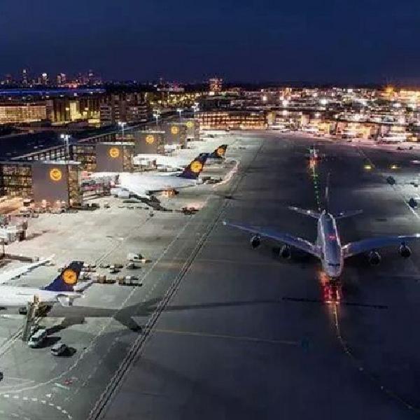 MEGAPLANE's tweet photo. by @affendimeqhail #a380 #Airbus #lufthansaairlines #kingofair #oneworld #worldsky #superjumbo #megaplane #pilotl... http://t.co/XrZoW7Z1dw