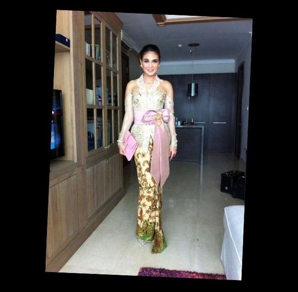 Luna <a href="/LunaMaya26/">luna maya</a> menggunakan kebaya Rancangan bunda pada saat menghadiri Akad Nikah Raffi &amp; Nagita. She's stunning!
