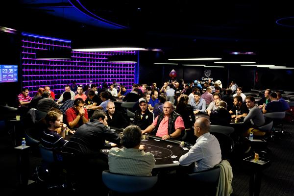 PokerStarsSpain's tweet photo. ¡La final del #EstrellasSeries ya ha comenzado! 72 jugadores aspiran a levantar el trofeo http://t.co/lujAgWYYEu http://t.co/WkzylDBima
