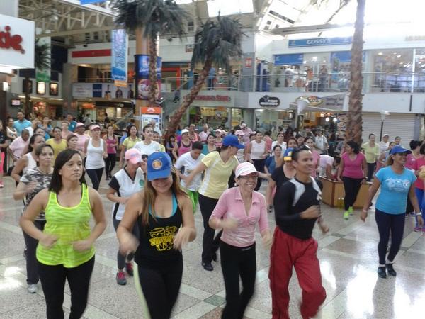 FUNCAMAMA's tweet photo. Seguimos en el @cclagranja con nuestra #BailoterapiaRosa y el #PotazoRosa ¡Acércate! 💗 http://t.co/ghL5MglmXB