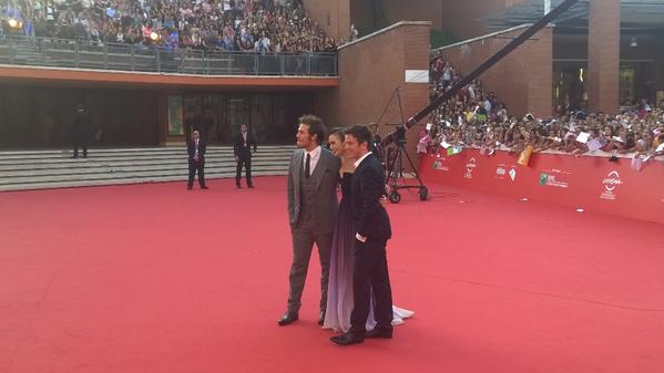 TMICanada's tweet photo. "@mmoszkowicz: http://t.co/3rQCJEGbXr" aw... @lilycollins's dress is so pretty!