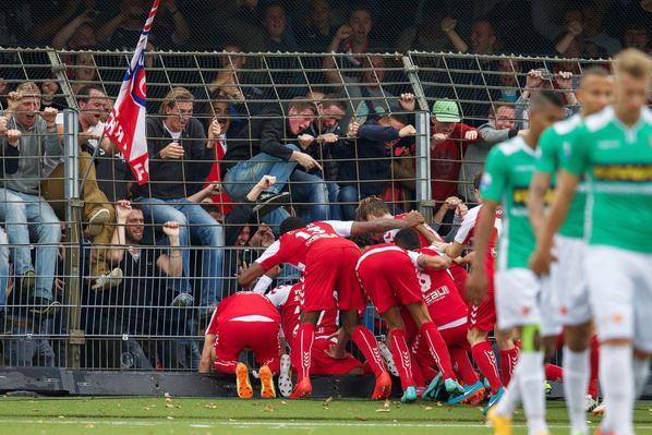 VoetbalUltras's tweet photo. Een heerlijke oldskool foto! (thanks @RypkeBakker) http://t.co/Arqe7cESNN