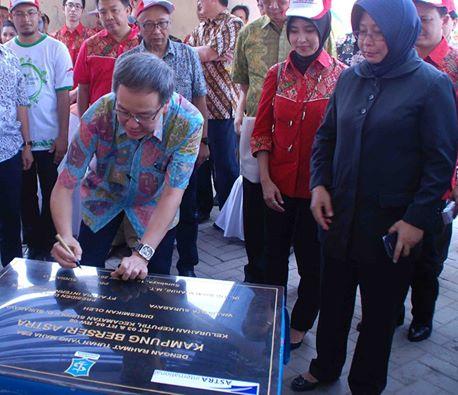 CSRAstra's tweet image. #JawaTimur, Peresmian #KampungBerseriAstra dgn pnndtngnan prsasti o/ Presdir  Astra International, Prijono S.