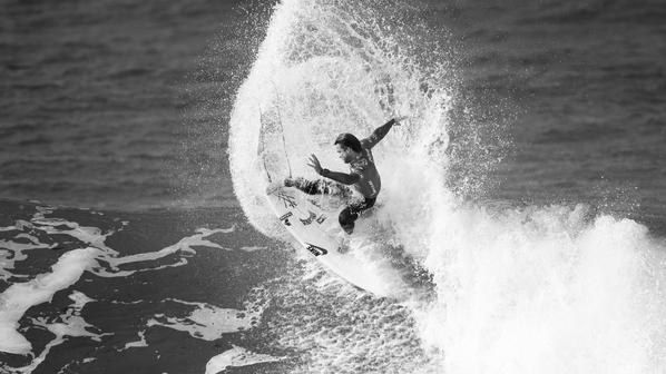 wsl's tweet photo. And @BrettSimpo upsets @gabriel1medina in #MocheRipCurlPro Rd 3, Heat 6 - Watch LIVE: http://t.co/5ONvlqeIEA http://t.co/a5dzI61mYK