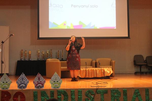 DiplomasiTotal's tweet photo. Ini mahasiswi IPB bersuara emas yg menghipnotis peserta seminar ASEAN td pagi. Sayang kami lupa namanya @kicauanAF http://t.co/AI8PdN4vP1