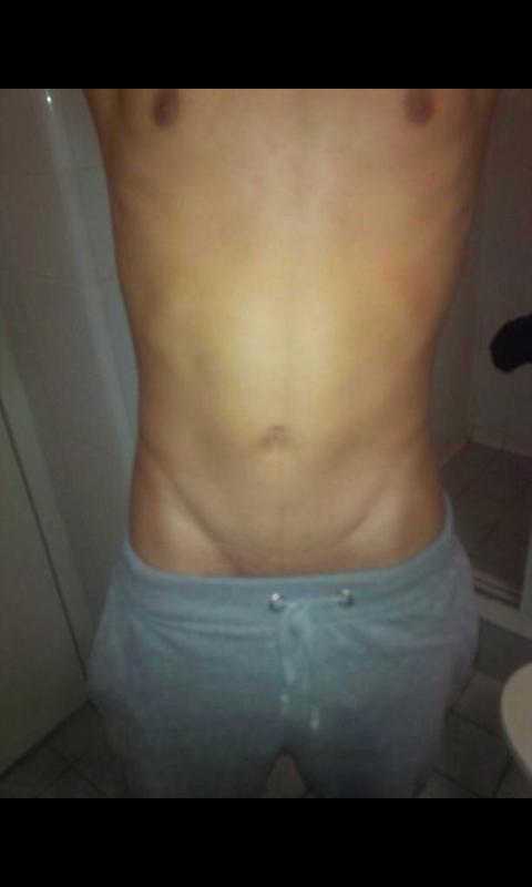 ComFucducu's tweet photo. مين يجلس بحضنيى:-( http://t.co/myB5ncT17C