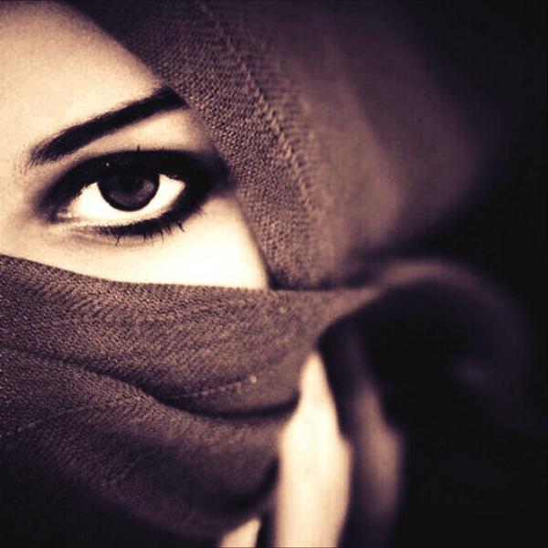 في عينها دوله وفي رمشها كون

،

وفي محجر عيونها هلاك القبايل