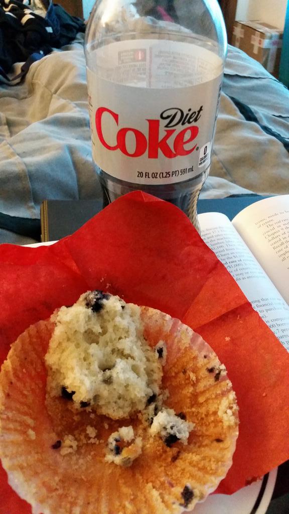 kitarra26's tweet photo. @Megaen84 that is a crying shame. Lol my muffin n soda are proud!! http://t.co/av9FZ7Rdv2