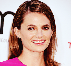 CastleFanFrance's tweet photo. Stana Katic at the Environmental Media Association Awards’  ”green” carpet. http://t.co/qeqbLlVT7o
