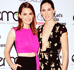 CastleFanFrance's tweet photo. Stana Katic at the Environmental Media Association Awards’  ”green” carpet. #1 http://t.co/DwIUFs4Iag