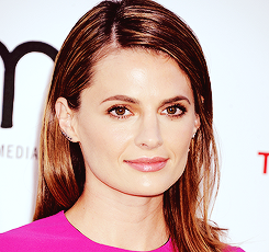 CastleFanFrance's tweet photo. Stana Katic at the Environmental Media Association Awards’  ”green” carpet. #3 http://t.co/sbGwz6GQmS