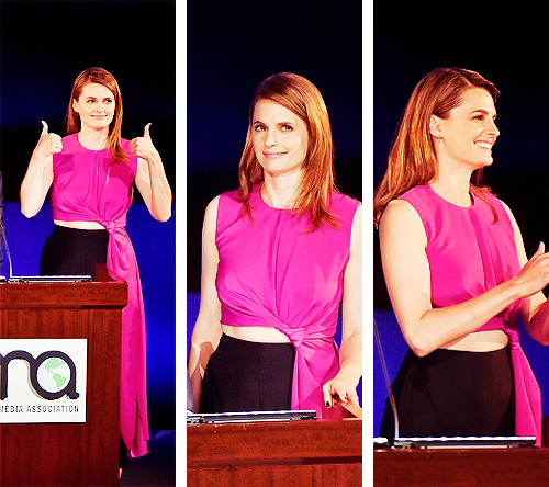 CastleFanFrance's tweet photo. Stana Katic at the Environmental Media Association Awards’  ”green” carpet.#8 http://t.co/rUfSMUG1Pt