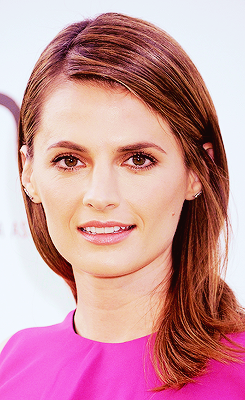 CastleFanFrance's tweet photo. Stana Katic at the Environmental Media Association Awards’  ”green” carpet. http://t.co/hQPqIkZFSs