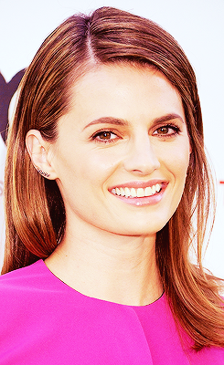 CastleFanFrance's tweet photo. Stana Katic at the Environmental Media Association Awards’  ”green” carpet. http://t.co/hQPqIkZFSs