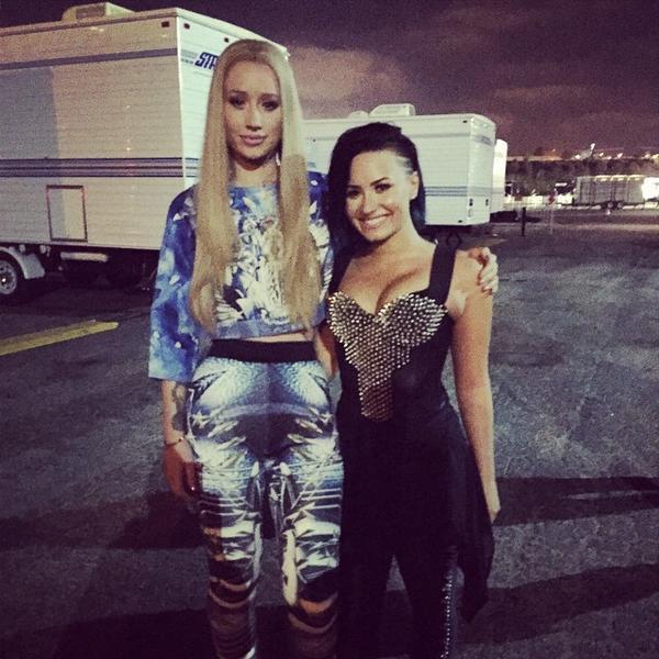 tweetdaddlovato's tweet photo. Sendo uma super fรฃ no #VCSFF @Vevo com @IGGYAZALEA... Da prรณxima vez, nossas bundas irรฃo tirar uma foto juntas ๐ฑ๐๐๐๐ http://t.co/zTzTcKw2C9