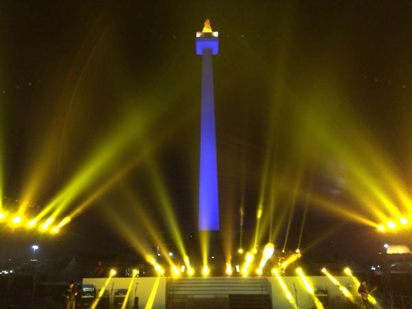 Wah keren! "<a href="/Triawan/">Triawan Munaf</a>: (Foto dari mas <a href="/AdibHidayat/">Adib Hidayat</a>) Monas sedang bersolek malam ini. #SyukuranRakyatSalam3Jari "